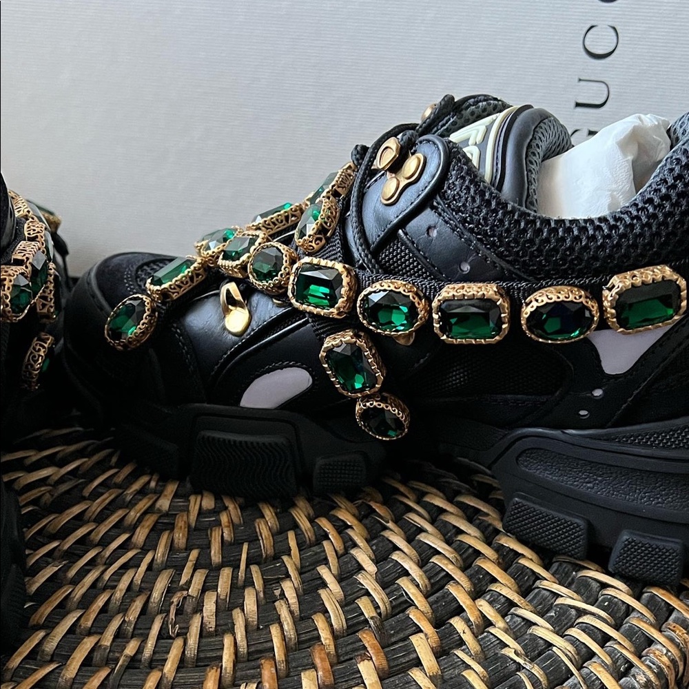 New Gucci Black Flashtrek size 35.5 with green stones - Picture 7 of 9